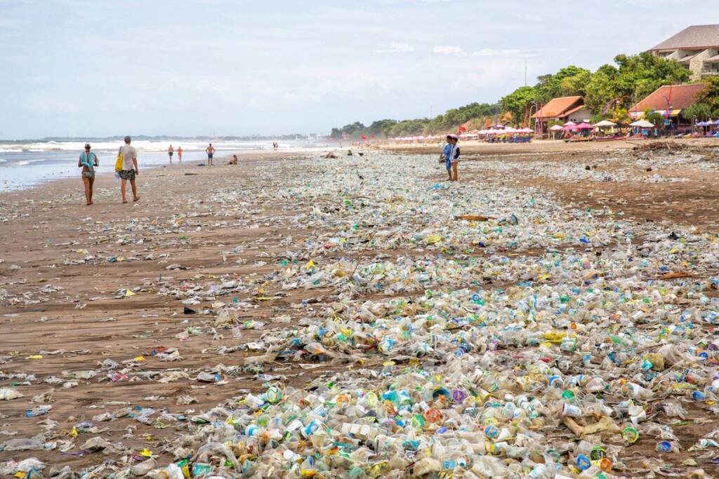 plastic op bali