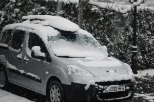 Sneeuw op de auto
