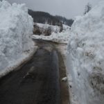 Sneeuwmuren langs de weg
