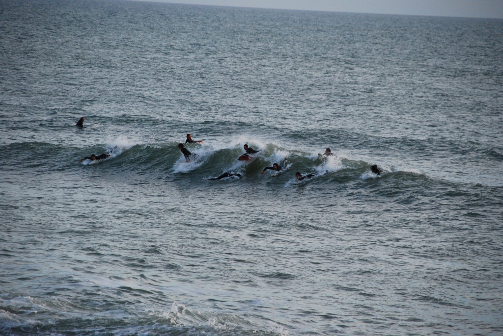 Oppassen! Volle line up Veel surfers op golf