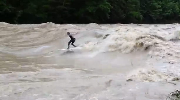 surfen op rivier zwitserland