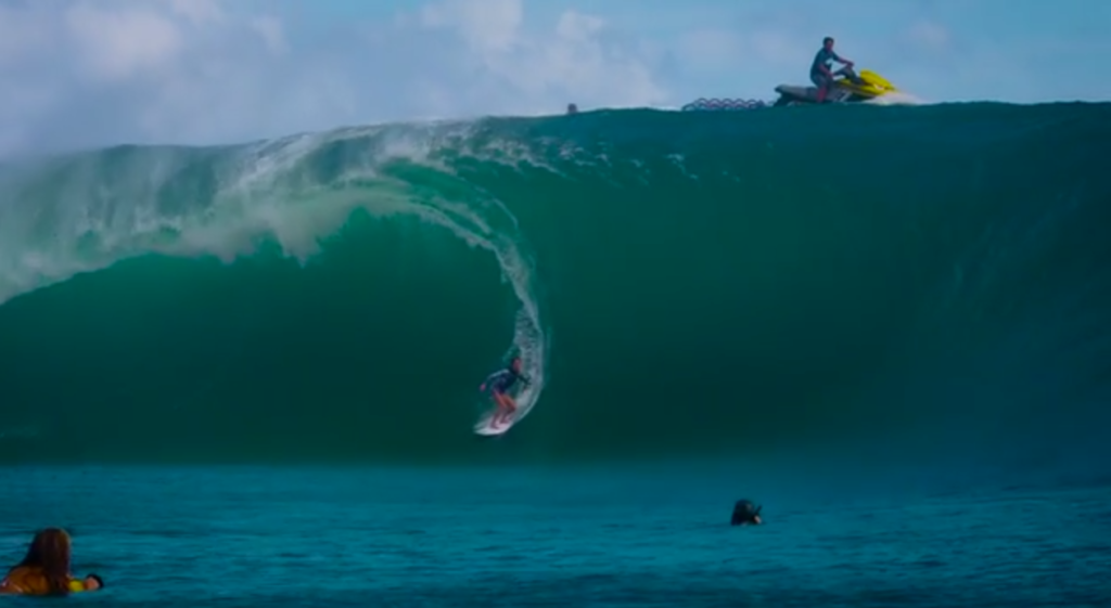meisje van 16 surft teahupoo