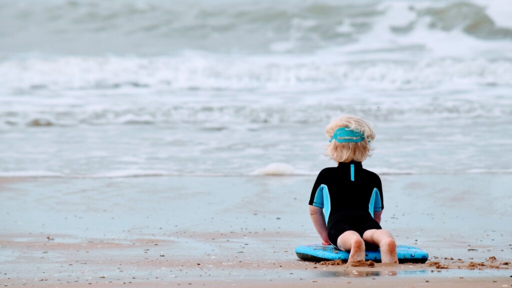 jong kind en surfen