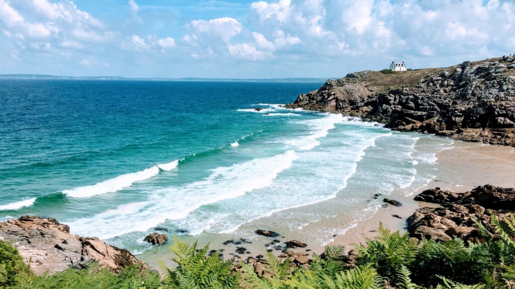 surfen bretagne in een baai