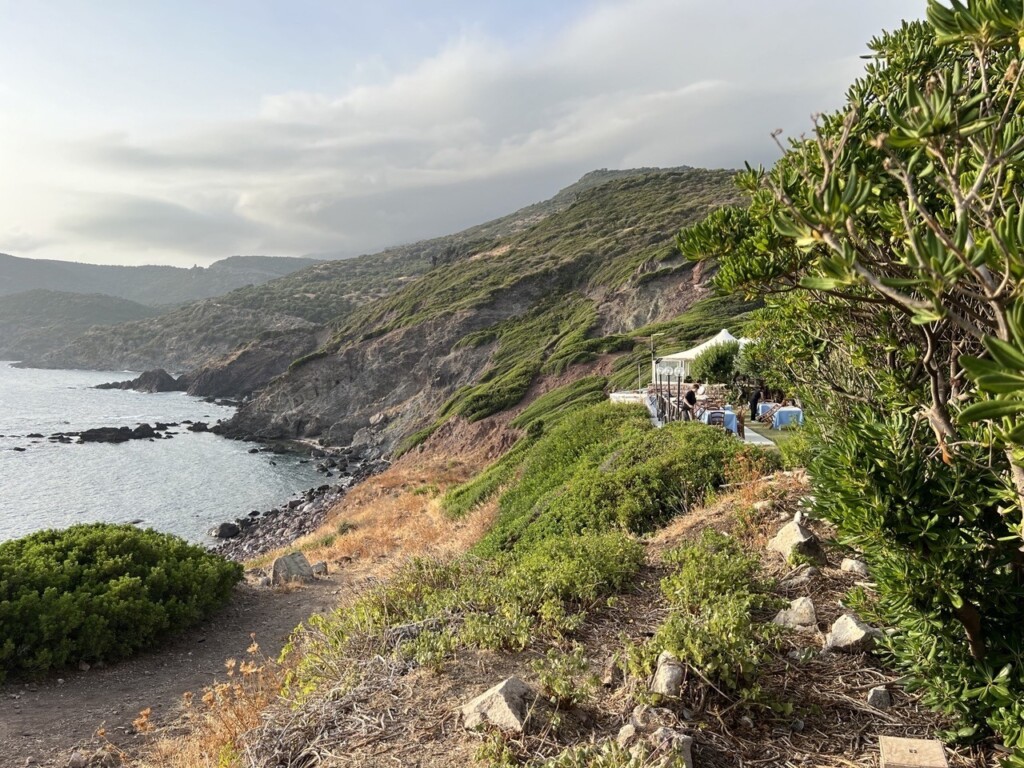 restaurant sardinie uitkijkend over zee