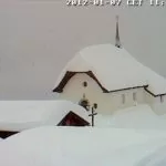 Idyllisch bergdorpje in de sneeuw