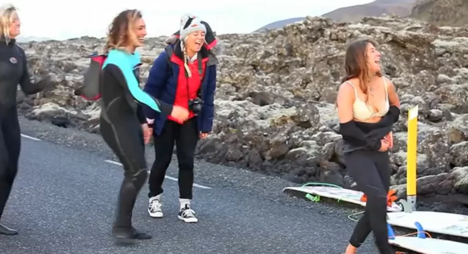 surfende dames in IJsland